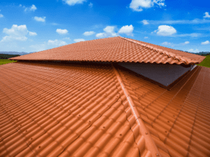 Imagem de um telhado construído em telhas de PVC.