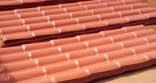Imagem de telhas de PVC cor terracota.
