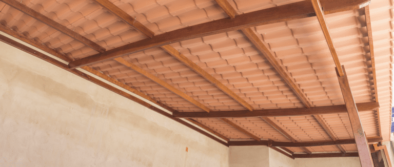 Estrutura metálica vs. estrutura de madeira para telhado PVC: comparação detalhada