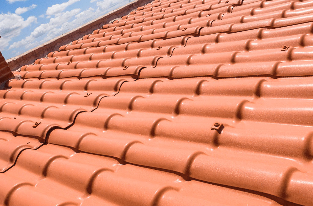 imagem de um telhado construído com telhas de PVC.