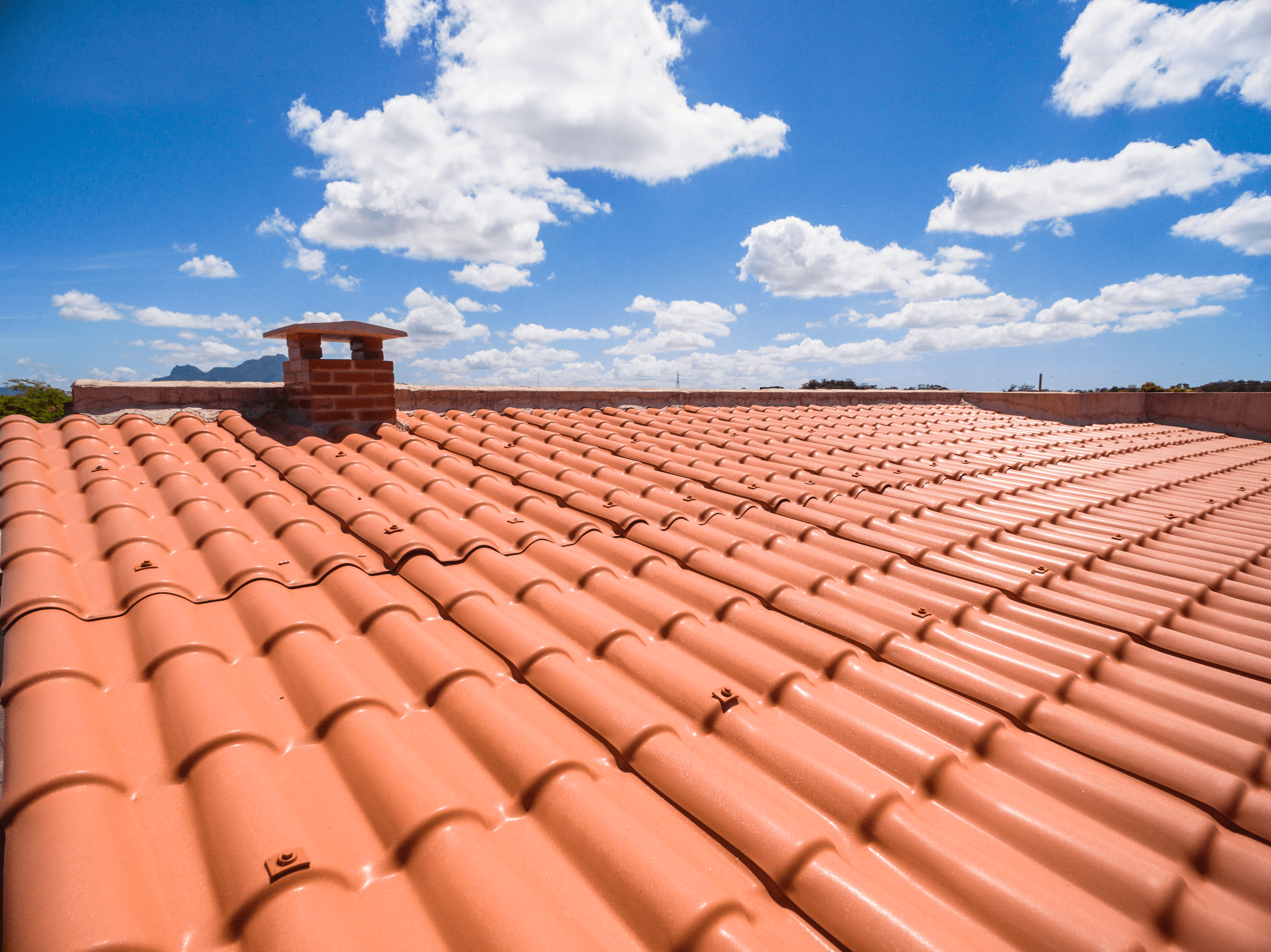 Telhado construído com telha de PVC cor terracota.