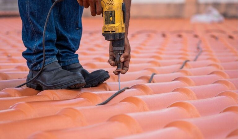 É possível andar sobre o telhado de PVC? Cuidados e recomendações de segurança