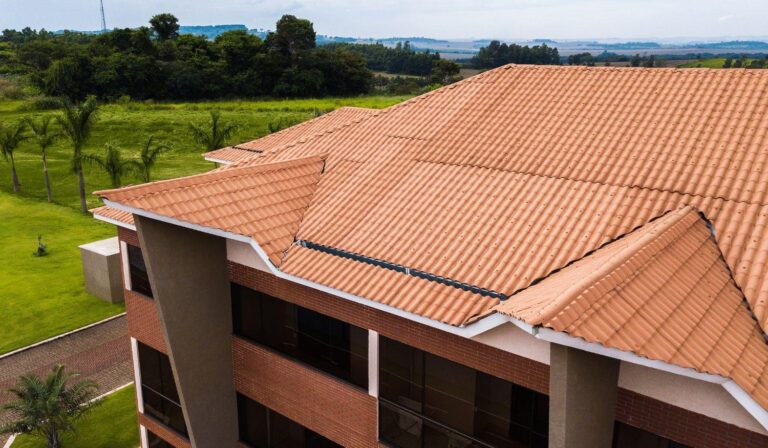 Telha de cerâmica (barro) ou de PVC: qual oferece o melhor custo-benefício a longo prazo?