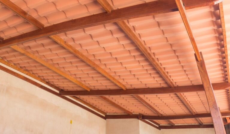 Goteiras e infiltrações: por que o kit de fixação e vedação da telha de PVC é mais seguro?