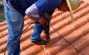 Por que usar apenas parafusos originais na instalação das telhas de PVC